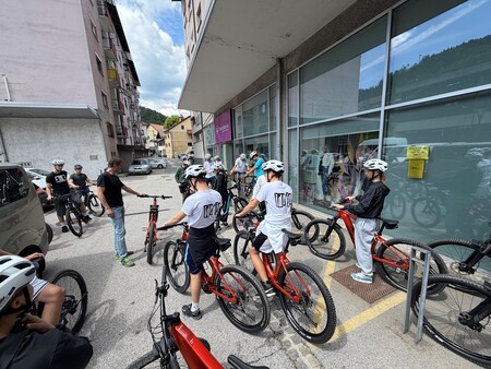 Prevzem koles pred Kolesarskim centrom Bonča